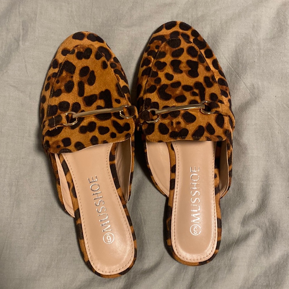 🛍️ Leopard Slides